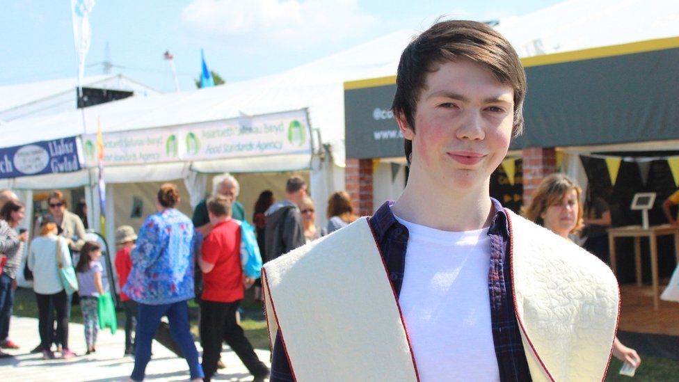 Enillydd y Gadair, Gwynfor Dafydd, sy'n ddisgybl yn Ysgol Llanhari // Gwynfor Dafydd, a pupil at Ysgol Llanhari, Rhondda Cynon Taf, won the Chair