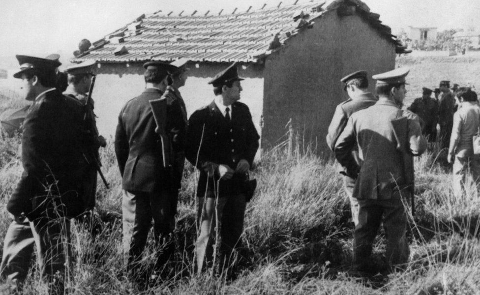 Police search for Raffaele Minichiello in the countryside outside Rome on 1 November 1969