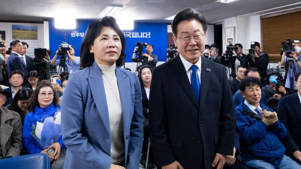 Lee Jae-myung, leader of the Democratic Party, right, and wife Kim Hye-kyung