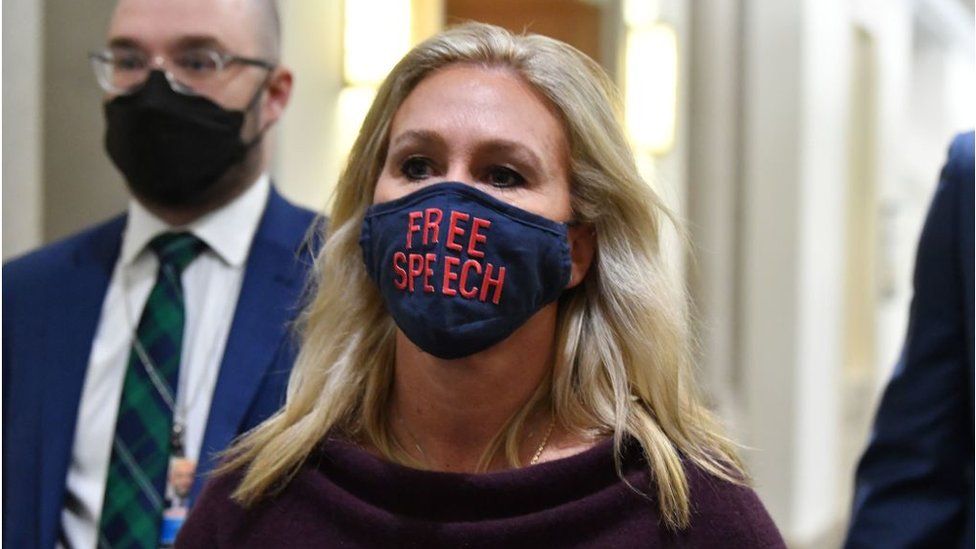 The congresswoman wears a mask supporting "free speech"