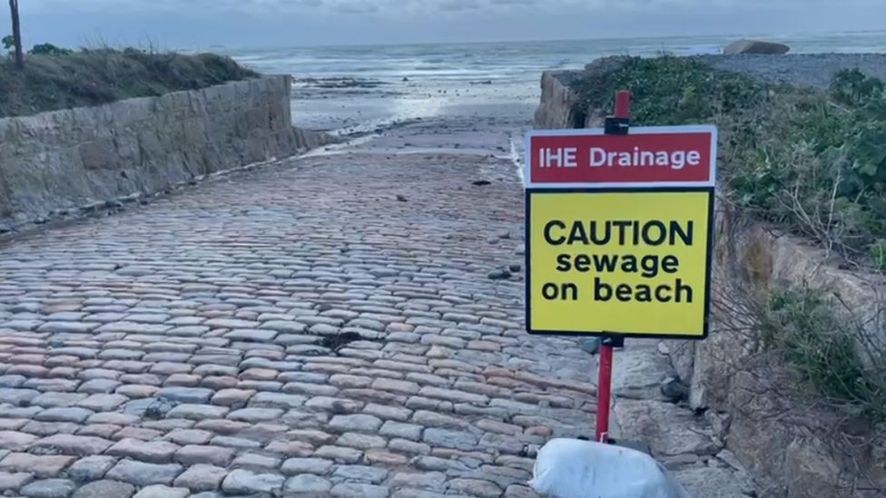 Пляж в Джерси с предупреждением о сточных водах