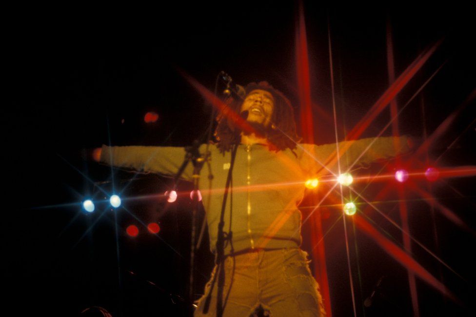 Боб Марли выступает на рок-шоу Западного побережья в парке Ниниан в Кардиффе, Уэльс, в 1976 году