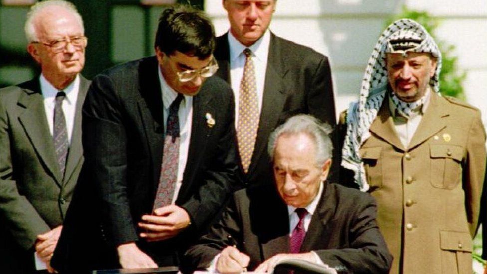 Shimon Peres signs Oslo accords (13/09/2003)