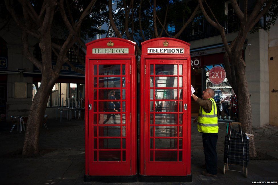 Красные телефонные будки в Гибралтаре