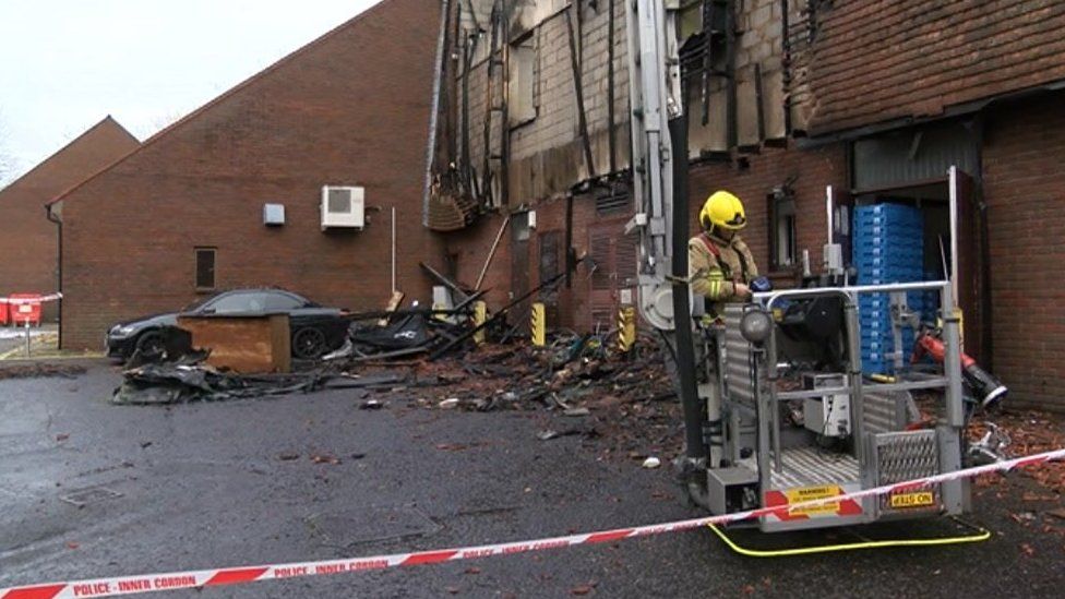 Ringwood shopping centre fire: Six shops damaged - BBC News