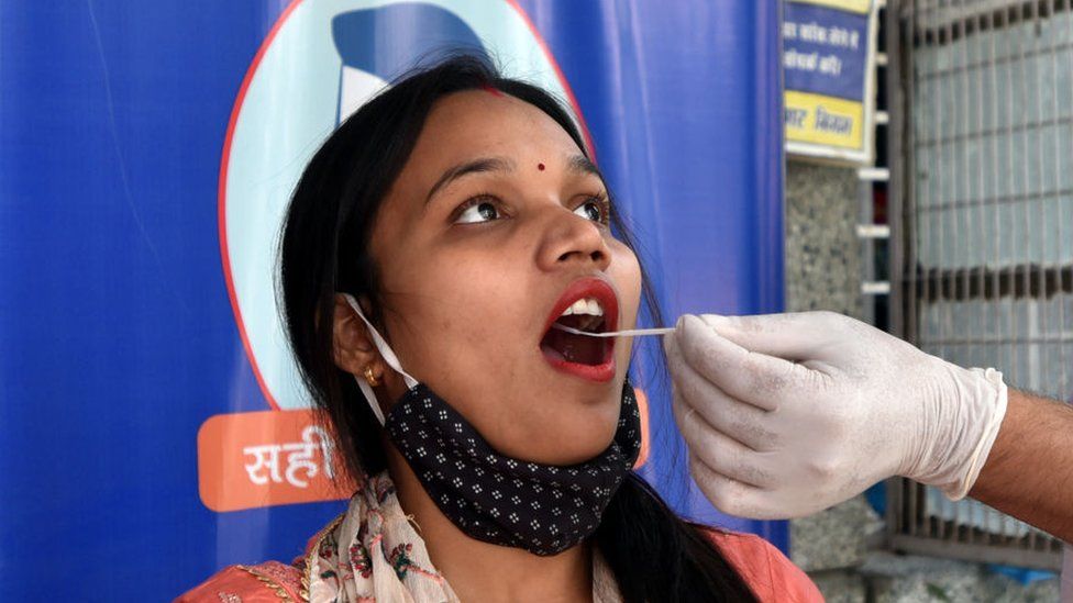 Женщина проходит тестирование на коронавирус в Индии.