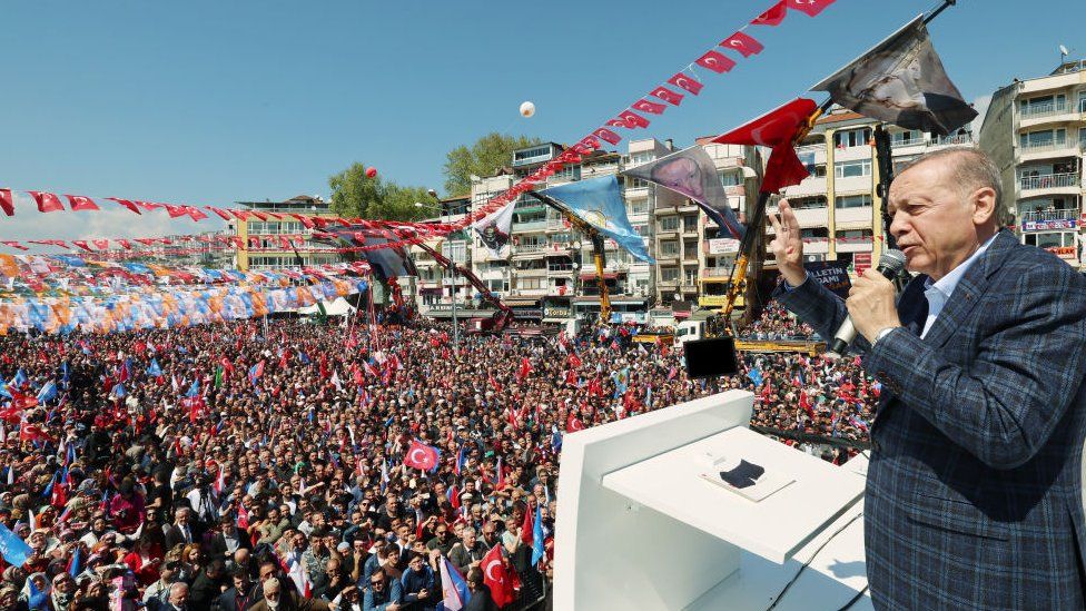 Президент Турции Реджеп Тайип Эрдоган машет рукой толпе на открытии завода по производству автомобильных аккумуляторов в Бурсе