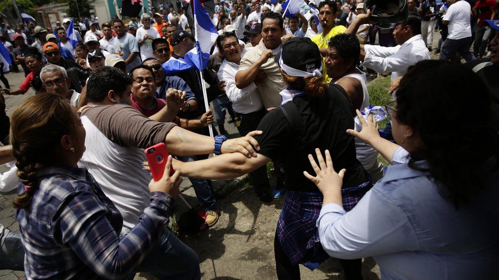 A scuffle breaks out as a group of people protest in front of the Fatima Seminar where the national talks started in Managua, Nicaragua, 16 May 2018.
