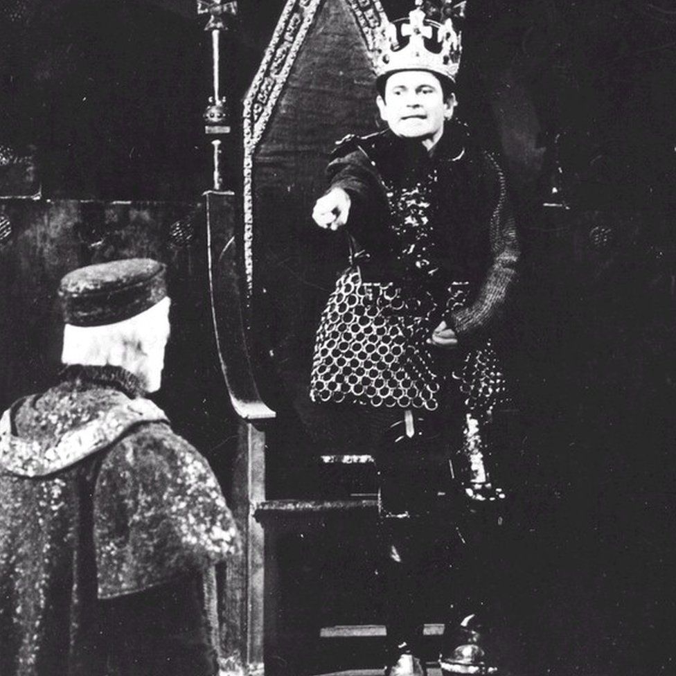 Ian Holm as Richard III warning John Hussey as the Earl of Derby against treason