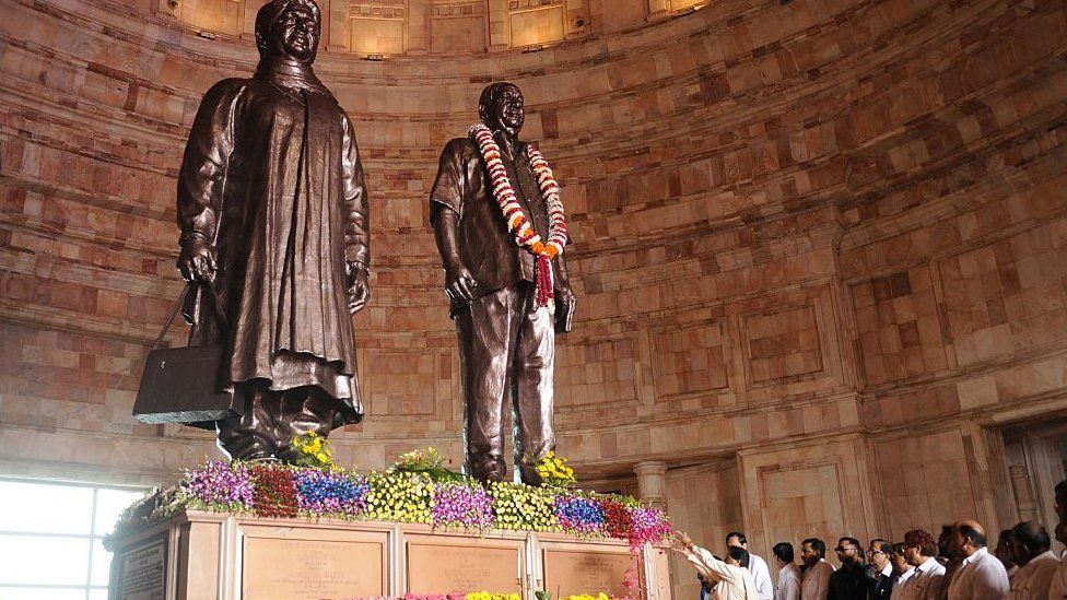 Статуи Маявати и основателя BSP Канши Рам были построены во время ее пребывания в должности