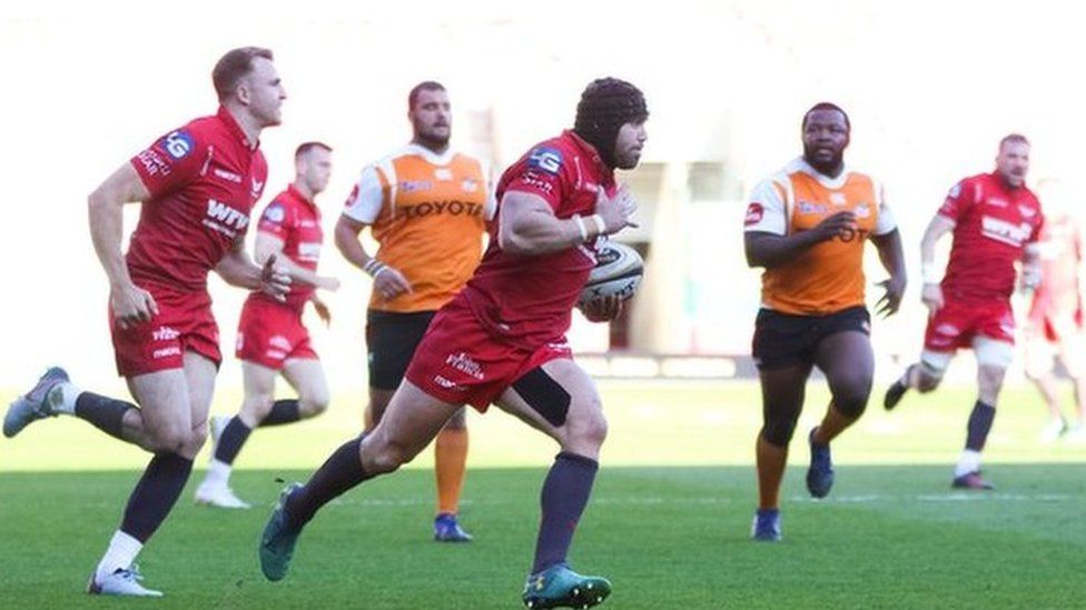 Scarlets full-back Leigh Halfpenny scored a try before limping off late in the first half