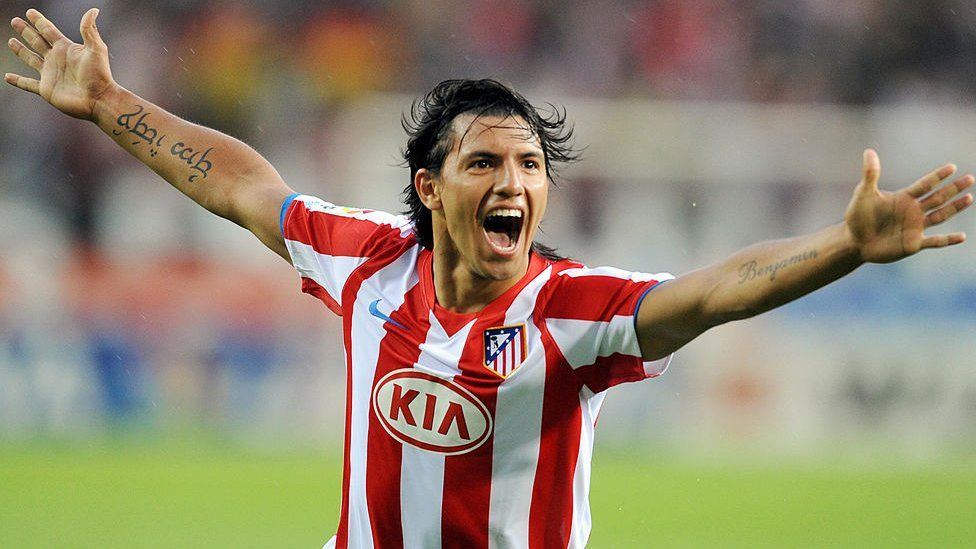 Aguero playing for Atlético Madrid in 2009
