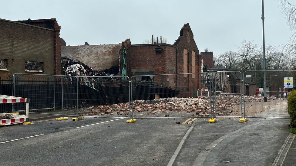 Damping down under way after Mansfield warehouse fire - BBC News