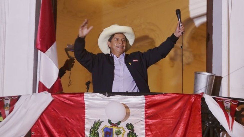 Кандидат в президенты Перу Педро Кастильо жестом обращается к сторонникам на следующий день после второго тура выборов в Лиме, ​​Перу, 7 июня 2021 г.