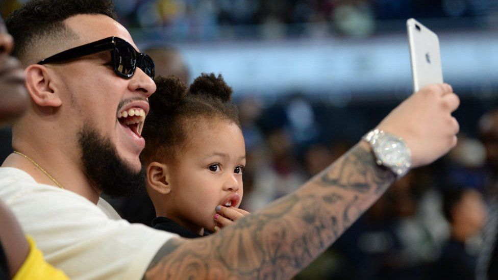 L'artista hip hop sudafricano AKA e la figlia Kairo Owethu Forbes durante l'NBA Africa Game 2018