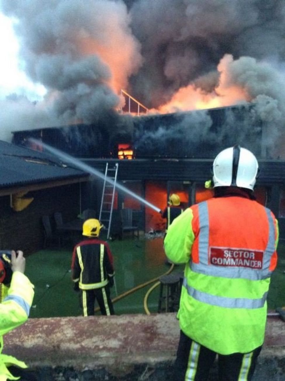 Fire rips through Wall Heath Hickory's Smokehouse restaurant - BBC News