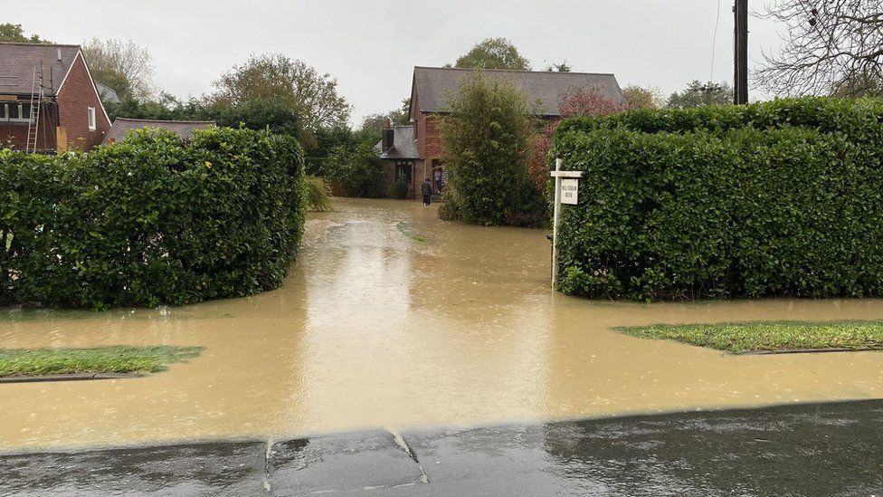 South East Flooding: Heavy Rain Disrupts Travel - BBC News