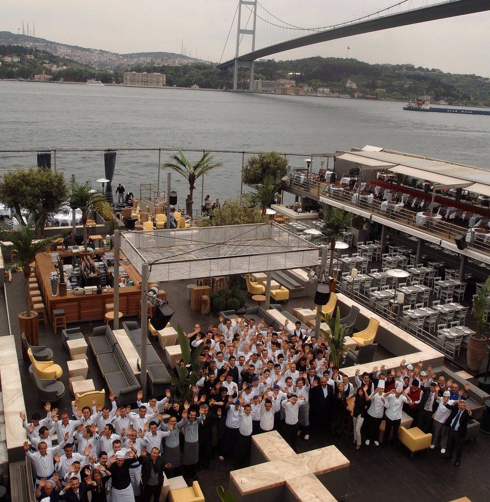 Istanbul new year Reina nightclub attack 'leaves 39 dead' - BBC News