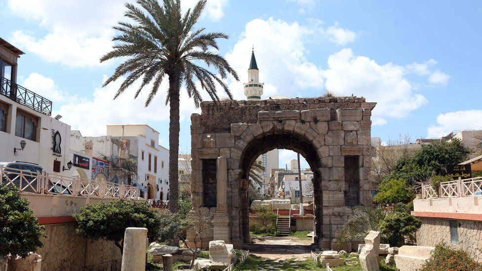 Antiguo arco romano en la moderna Trípoli