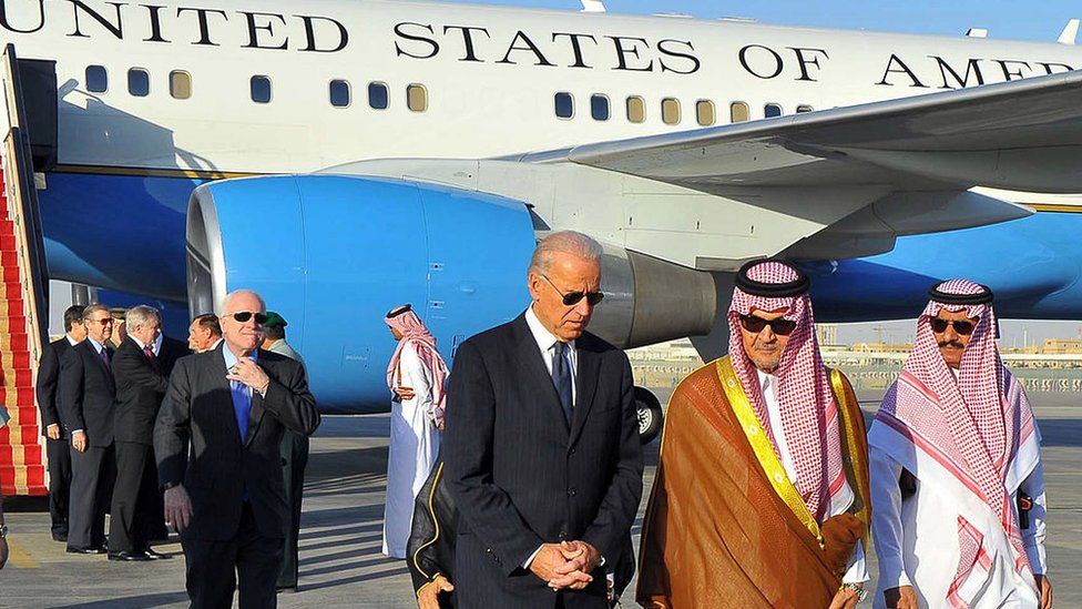 Джо Байден прибывает в Эр-Рияд, октябрь 2011 г.