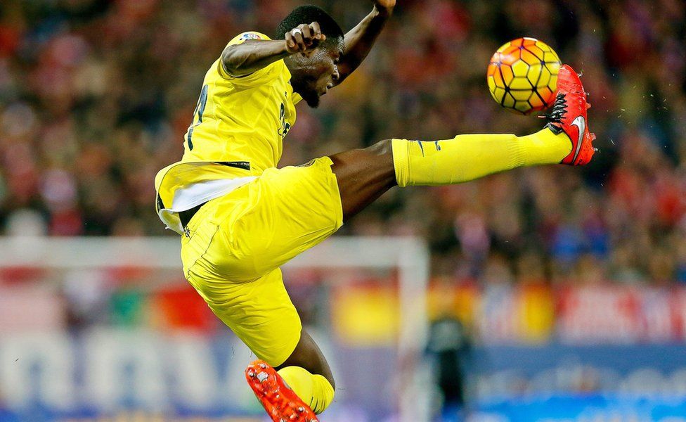 Villarreal's Eric Bertrand Bailly from the Ivory Coast in action during the Spanish Primera Division soccer match between Atletico Madrid and Villarreal CF at the Calderon stadium in Madrid, Spain, 21 February 2016.