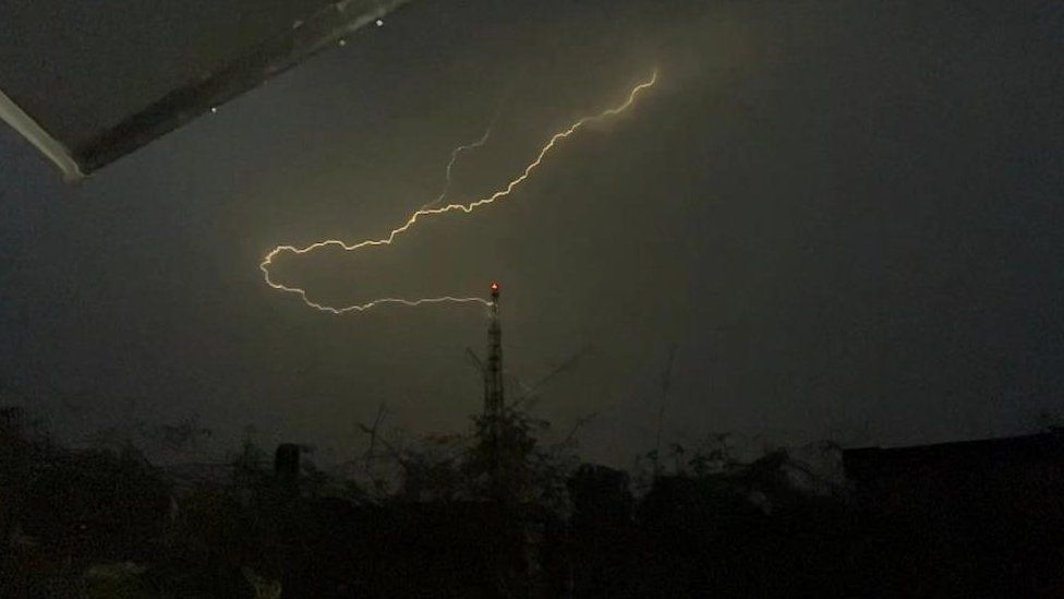 Lightning hits RAF Barkway mast, Hertfordshire