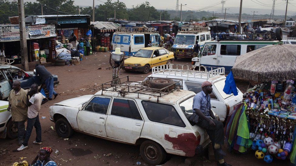 Ô tô và xe buýt tại một trạm giao thông công cộng ở Bamako