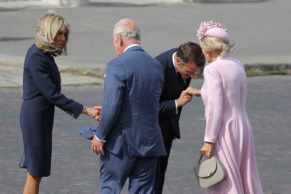 Эммануэль Макрон, его жена Брижит Макрон приветствуют короля Карла III и королеву Камиллу на официальной церемонии встречи у Триумфальной арки