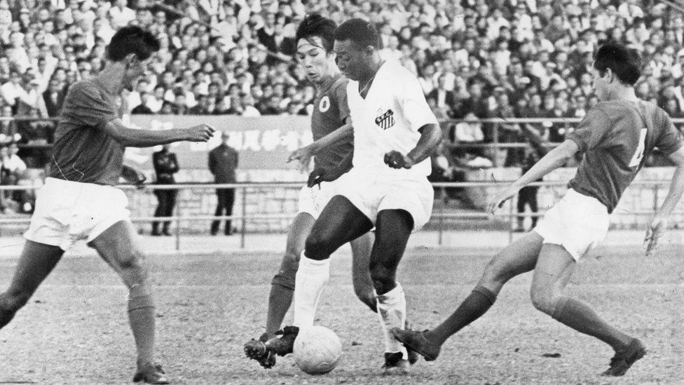 Pele playing for Santos FC