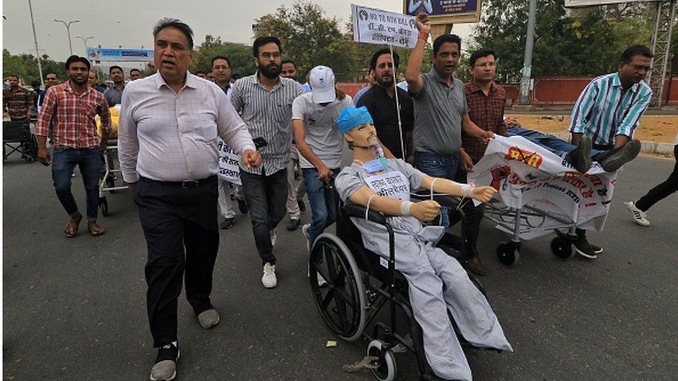 Врачи принимают участие в митинге протеста против законопроекта о праве Раджастхана на здоровье в Джайпуре, штат Раджастхан, Индия, в четверг, 30 марта , 2023.