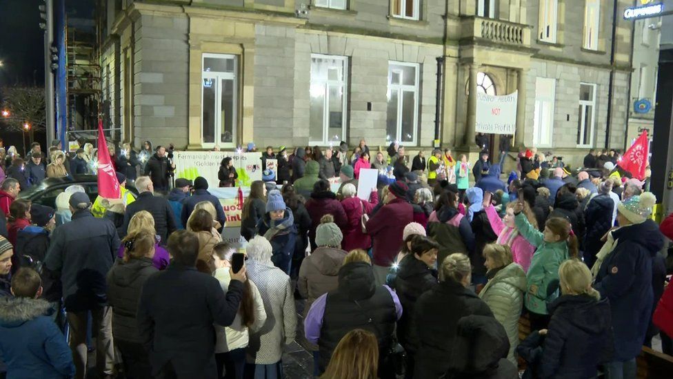 Manifestantes frente al Ayuntamiento de Enniskillen