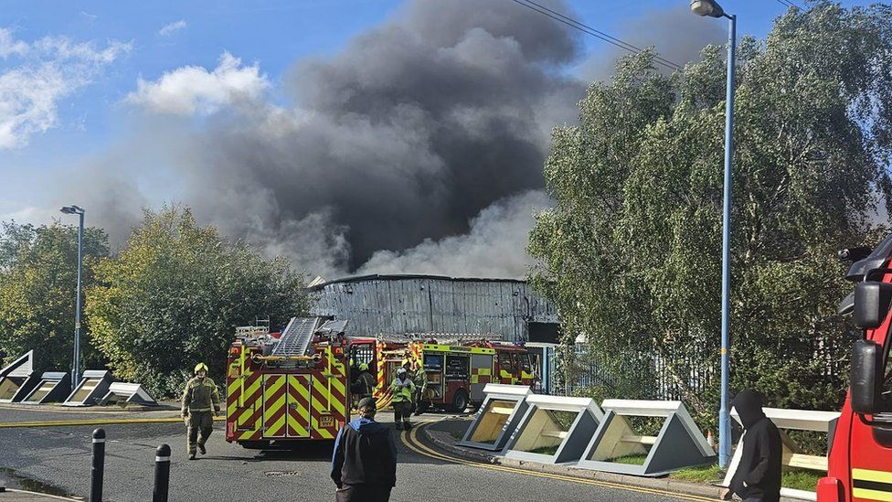 Huge plumes of smoke as fire grips Wednesbury factory - BBC News