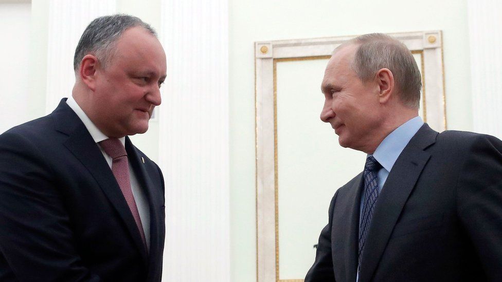 Igor Dodon shakes hands with Vladimir Putin in this photo