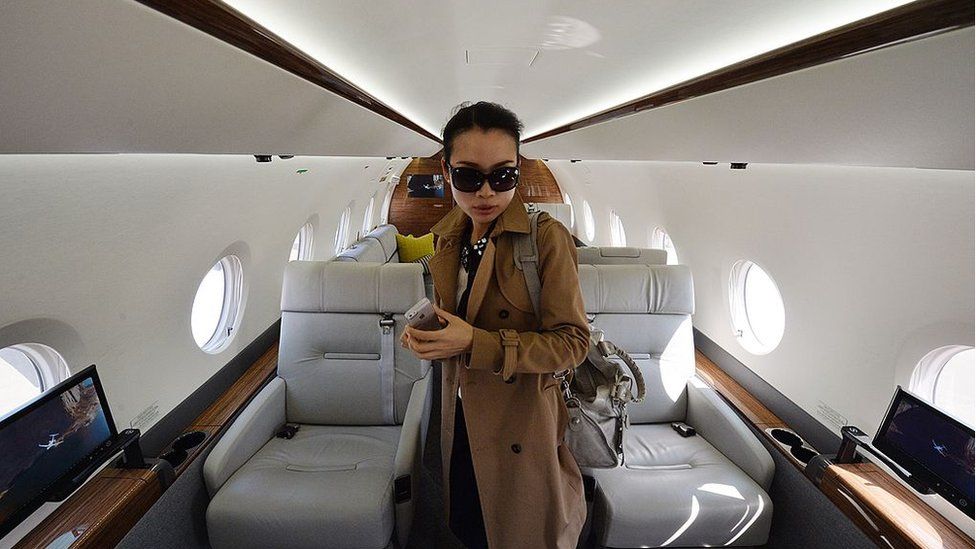 Китайская женщина на роскошном самолете
