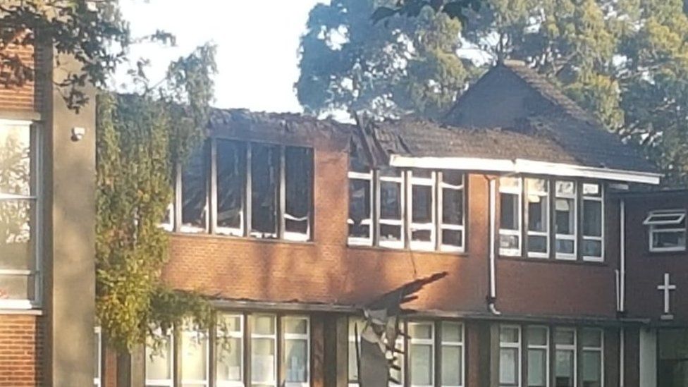 Dublin fire: Primary school 'severely damaged' - BBC News