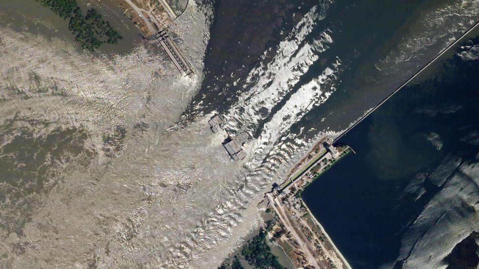 Una imagen de satélite muestra la inundación de la presa de Kakhovka