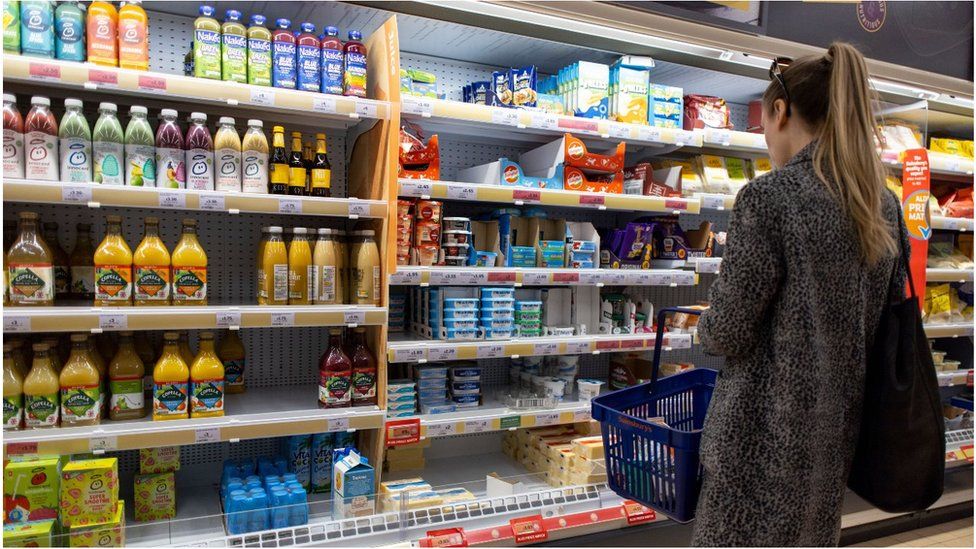 Женщина делает покупки в супермаркете Великобритании