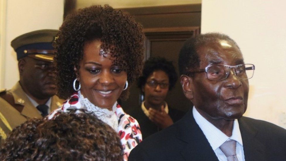 President Robert Mugabe and his wife Grace arrive to chair Zanu-PF"s Politburo meeting at the party headquarters in Harare, Zimbabwe (15 February 2017)