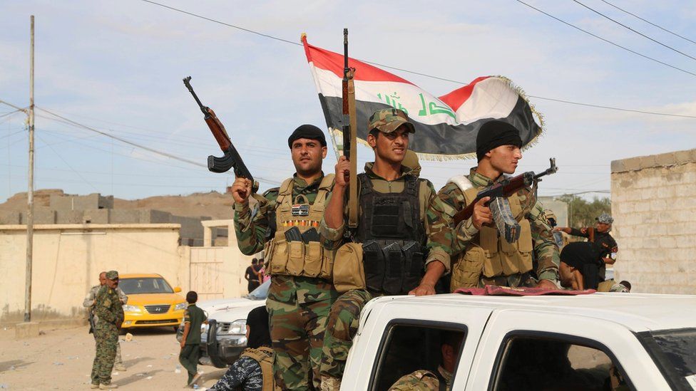 Sunni volunteers prepare to support Iraqi government forces encircling the city of Ramadi (10 October 2015)