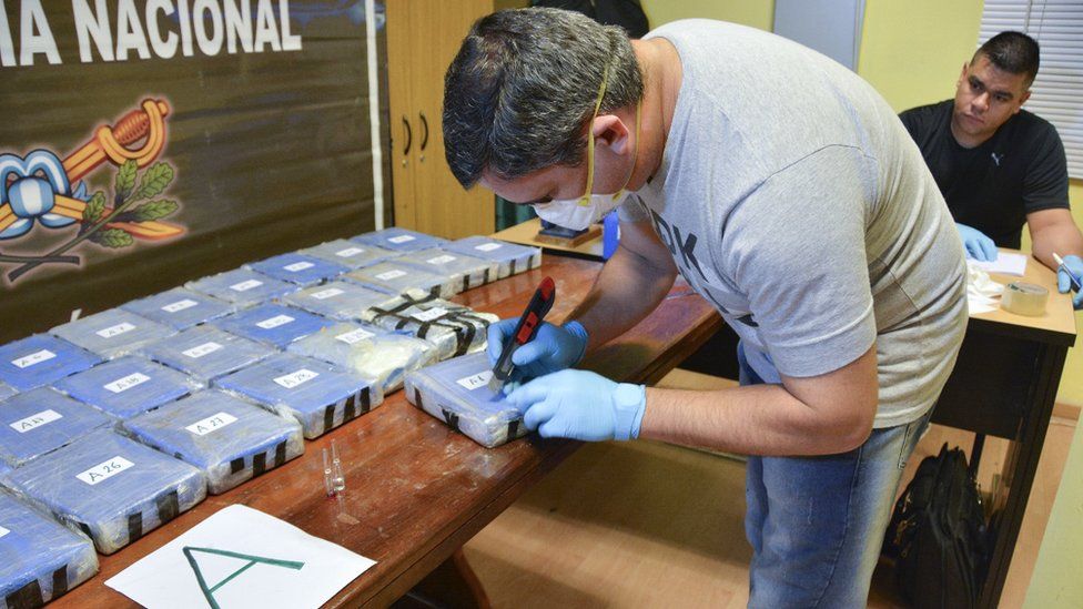 Argentine police examine seized cocaine, 22 Feb 18
