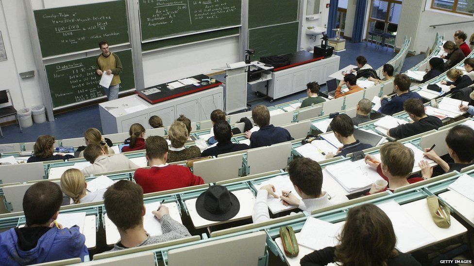 Фотография студентов, сидящих в лекционном зале.