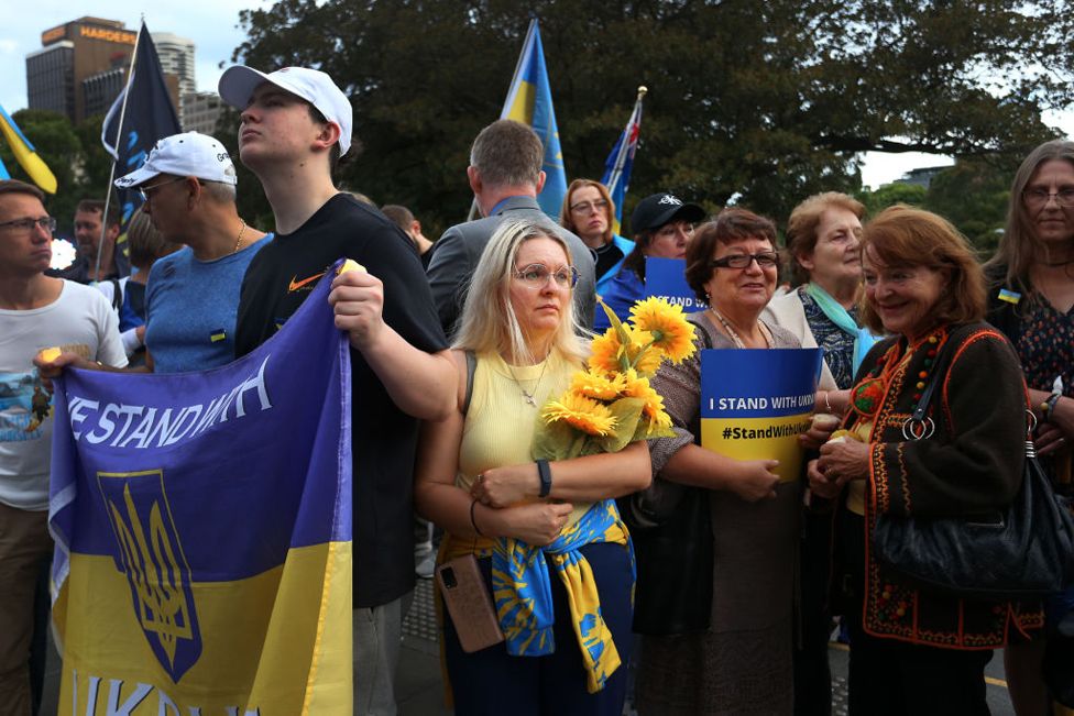 Ukrainer in Sydney und ihre Unterstützer versammelten sich in der St. Mary's Cathedral sq\. während der Kundgebung '365 Tage stark' und der Mahnwache bei Kerzenlicht.