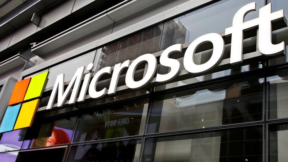 Логотип Microsoft возле офисного здания