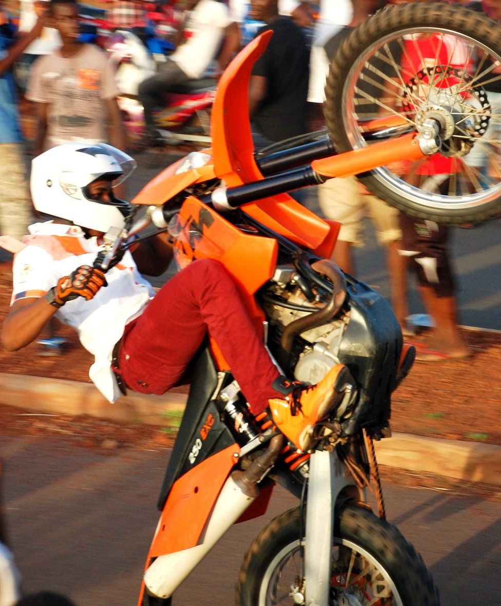 He even colour coordinated his shirt, shoes, and gloves to match the orange on his bike