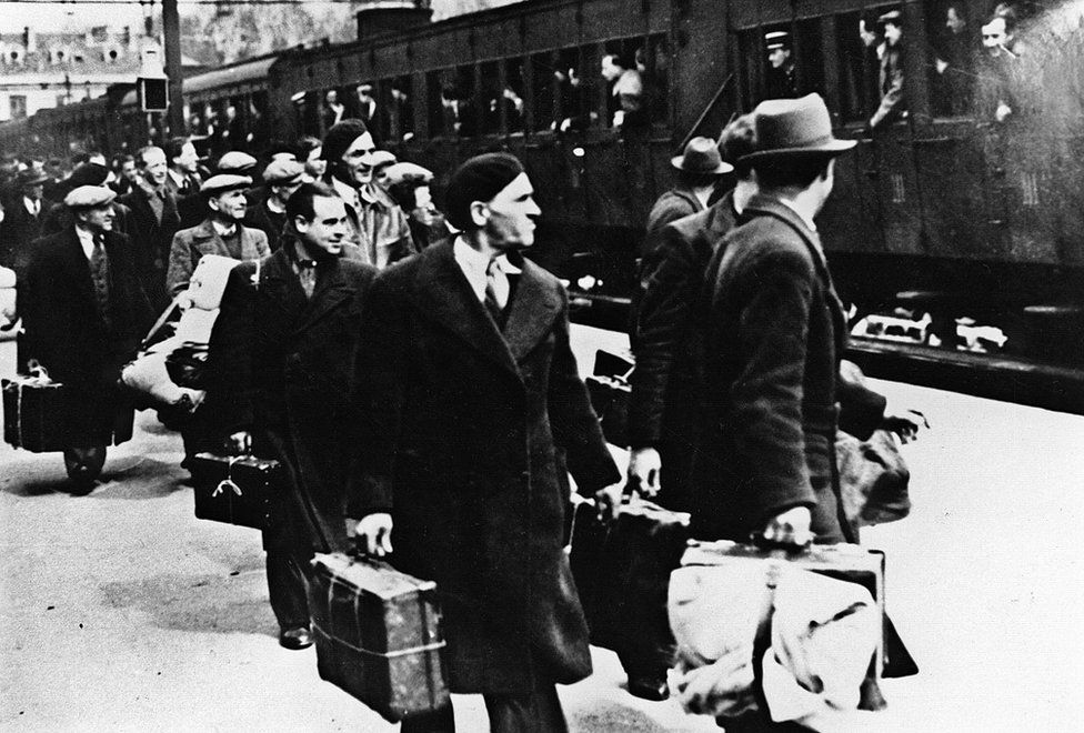 Фотография от мая 1941 года, на которой евреи-иностранцы, в основном польские евреи, выходят из поезда в Питивье, Франция