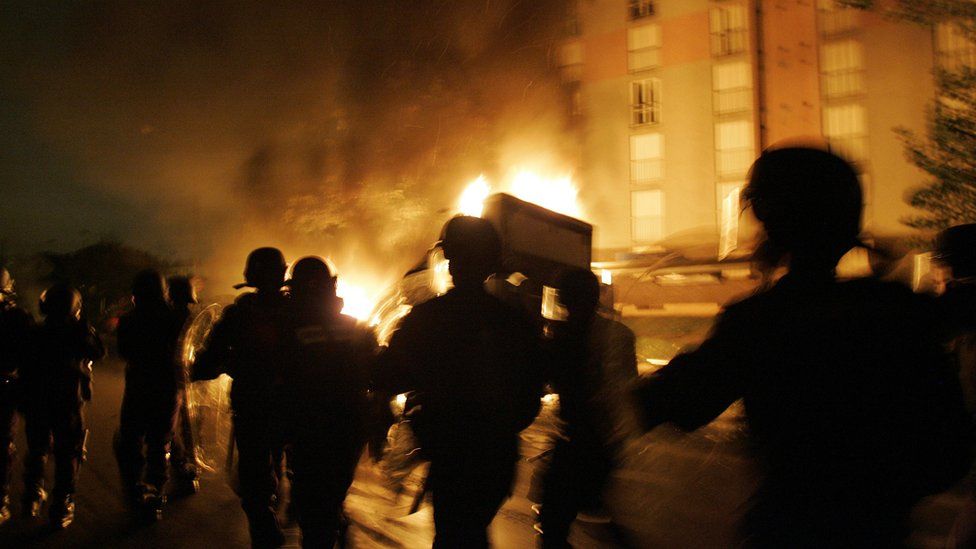 Riot police patrol the Paris suburb of Aulnay-sous-Bois, 2005