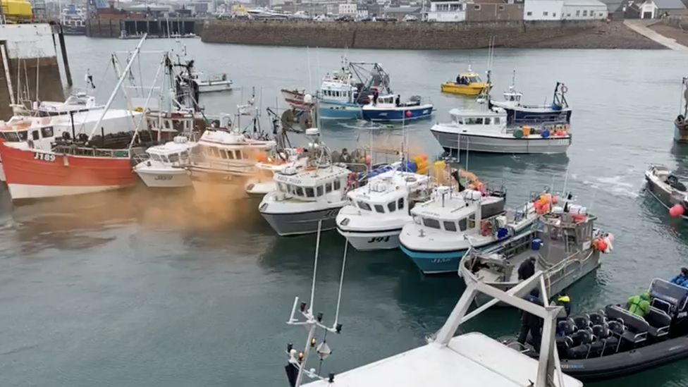 Рыбацкие лодки протестуют