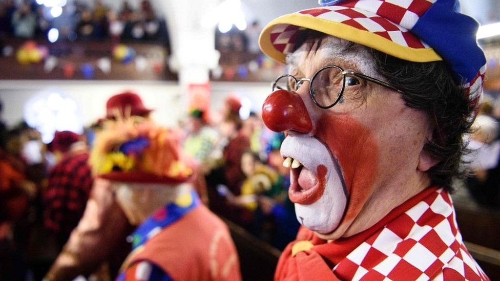 London clown congregation marks 70th circus celebration - BBC News