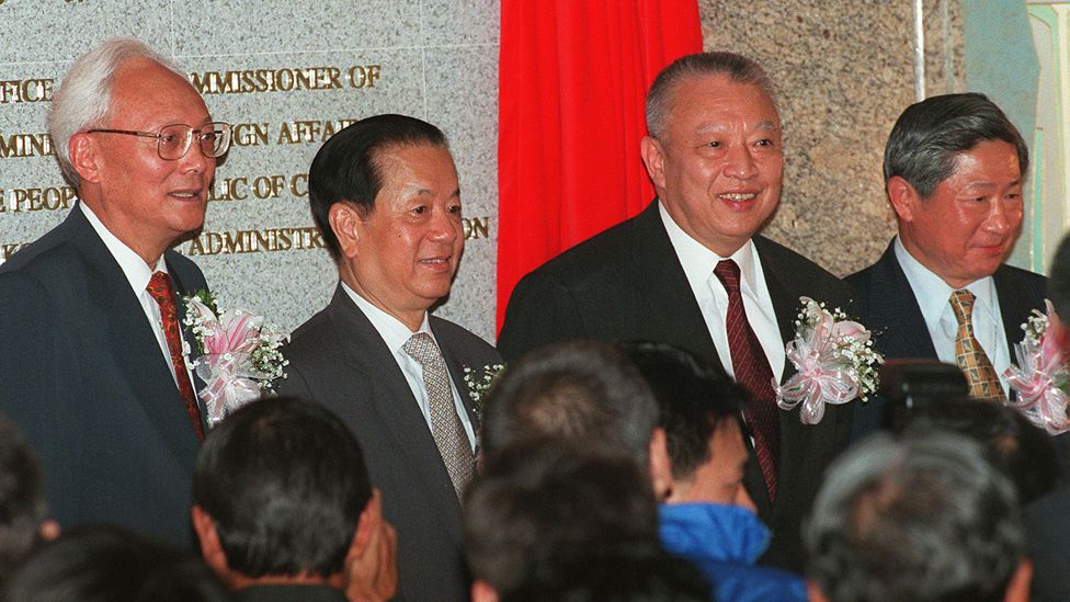 魯平、錢其琛、董建華與姜恩柱在香港中聯辦揭牌儀式上（1/7/1997）
