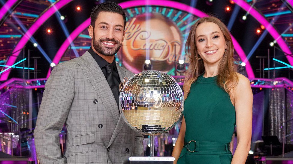 Rose Ayling-Ellis and Giovanni Pernice with the glitterball trophy